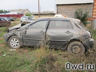 Битый автомобиль Toyota Corolla